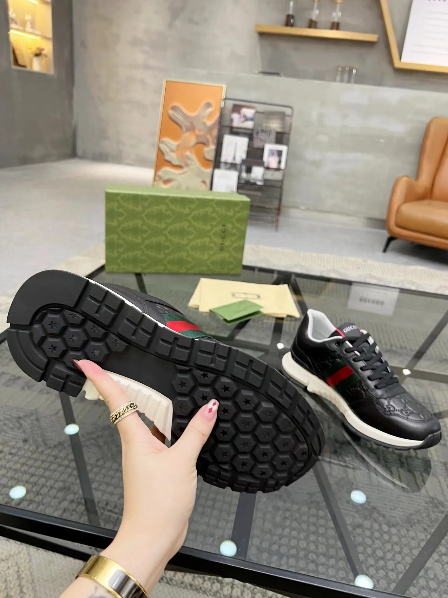 Factory price: 480💰New men's shoes GUCCI [Lightning] latest shoes shipped. Original quality, fashionable, made of special materials, sheepskin lining, brand new packaging. The foot feels super comfortable and the workmanship is impeccable. Size: 38-44, customized 45